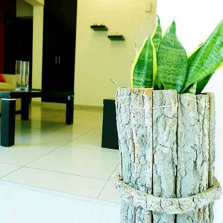 Luxury City Center * لارنكا